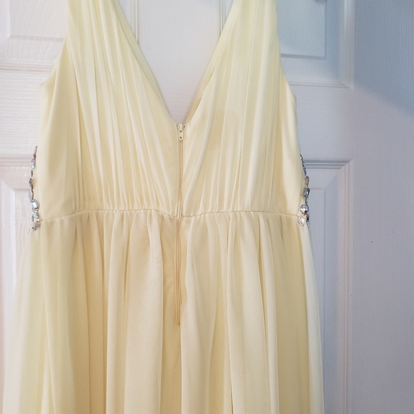 Beautiful light yellow gown - Picture 5 of 6